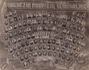 Panevėžio mokytojų seminarijos VII laidos absolventai ir pedagogai. 3-ioje eilėje nuo viršaus iš kairės 8-as Motiejus Lukšys. 1951 m. PAVB F68-123