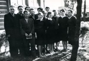 Panevėžio 2-osios darbo jaunimo vidurinės mokyklos moksleiviai su mokytoju Motiejumi Lukšiu. Panevėžys. 1962 m. PAVB F68-146