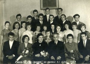 Panevėžio 2-os vakarinės pamaininės vidurinės mokyklos VIII b klasės moksleiviai ir pedagogai. 1-oje eilėje iš kairės 2-a Joana Verbiejienė, 3-ia Danutė Skrebienė, 4-as mokymo dalies vedėjas Motiejus Lukšys, 5-a Liucija Sukauskienė. Panevėžys. 1964.05.05. PAVB F68-149
