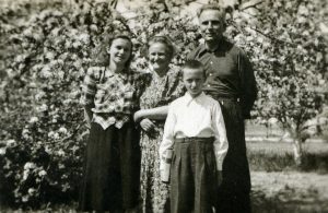Motiejus ir Petronėlė Lukšiai su dukra Nijole ir sūnumi Sauliumi. Panevėžys. 1954 m. Nuotrauka iš Nijolės Lukšytės asmeninio archyvo