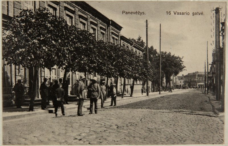Atvirukas su Panevėžio Vasario 16-osios gatvės vaizdu, įklijuotas Juozapo Kozakevičiaus memuaruose „Amžiaus kronika“ (1858–1936)