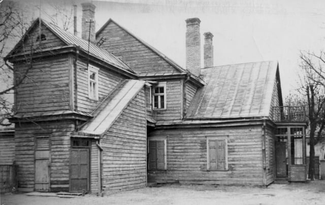 1. Namas, kuriame gyveno J. Lindė-Dobilas. Nuotrauka iš www.jbgimnazija.lt
