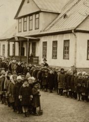 Panevėžio pradinės mokyklos Nr. 1 mokiniai su vedėju Stasiu Janausku (stovi pirmas iš kairės). XX a. 4 deš. Nuotrauka iš M. Dirsės kolekcijos