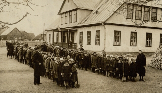 Panevėžio pradinės mokyklos Nr. 1 mokiniai su vedėju Stasiu Janausku (stovi pirmas iš kairės). XX a. 4 deš. Nuotrauka iš M. Dirsės kolekcijos