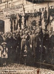 1. Panevėžio kooperatyvų nariai prie Panevėžio žemės ūkio draugijos pastato. 1926 m. Nuotrauka iš Panevėžio kraštotyros muziejaus rinkinių