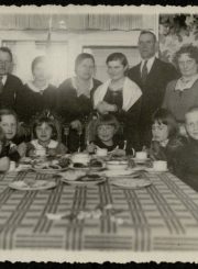 E. Jodinskaitė su svečiais savo namuose. Apie 1934 m., Panevėžys. PAVB F92-55