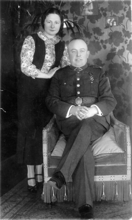 1. 1941 m. birželio sukilimo Panevėžyje vadovas pulkininkas leitenantas Antanas Stapulionis su žmona. Nuotrauka iš privačios kolekcijos