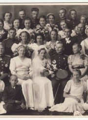 1. Panevėžio birutiečių vadovė Aleksandra Tamašauskienė (trečia iš dešinės) per savo sūnaus vestuves. 1939 m. birželio 24 d. Nuotrauka iš privačios kolekcijos