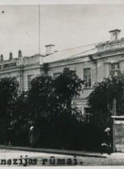 Panevėžio Juozo Balčikonio gimnazijos pastatas tarpukaryje. Nuotrauka iš internetinio žiniaraščio www.miestai.net