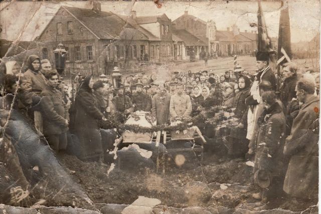 1. Žuvusių šaulių laidotuvės Troškūnuose. 1920 m. Nuotrauka iš privačios kolekcijos