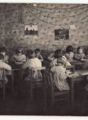 Panevėžio vaikų darželio auklėtiniai 1933 m. Nuotrauka iš Panevėžio kraštotyros muziejaus rinkinio
