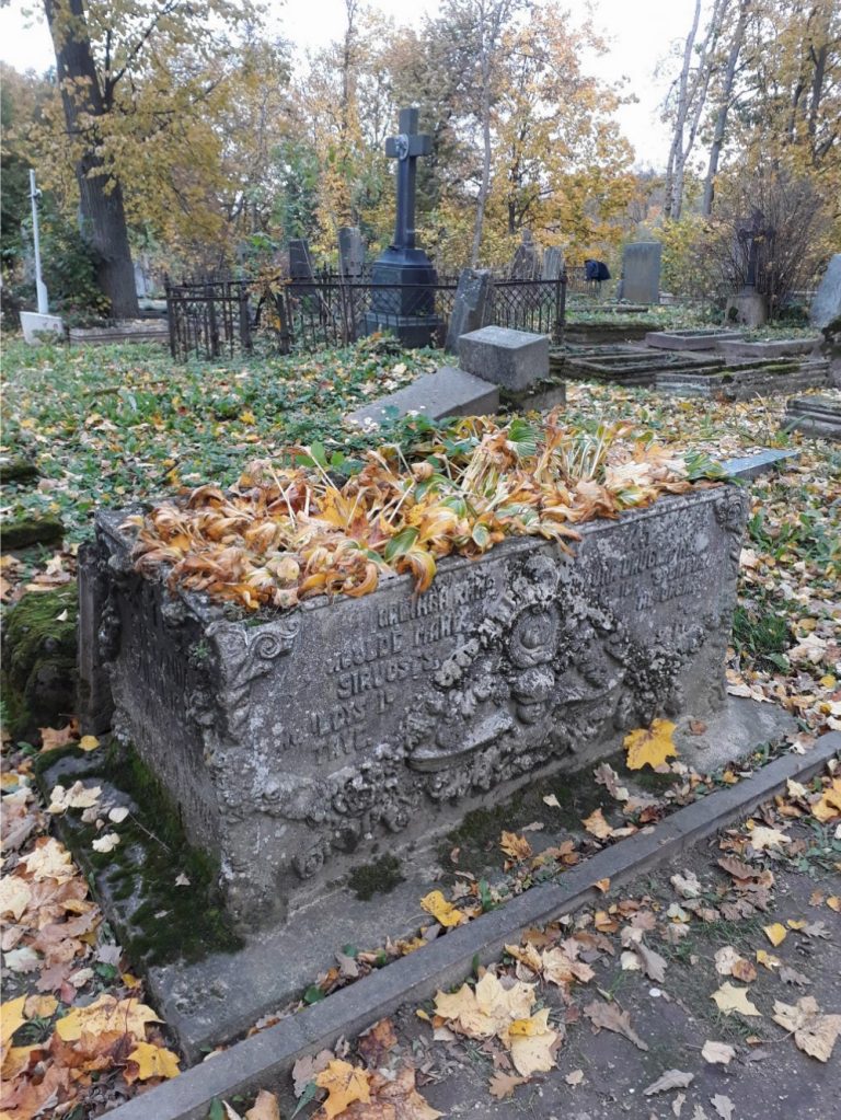 Stefanijos Šukšinos-Mingaylovos ir Onos Daugelienės sarkofagas. Astos Rimkūnienės nuotrauka