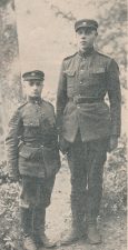 Ketvirtojo pėstininkų pulko mokomosios kuopos didžiausias (195 cm) ir mažiausias (158 cm) kareivis. Nuotrauka iš: Karys. 1931, nr. 3, p. 51