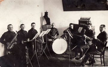Ketvirtojo pėstininkų Lietuvos karaliaus Mindaugo pulko džiazo orkestras Pajuostyje. XX a. 4 deš. PKM GEK 19263