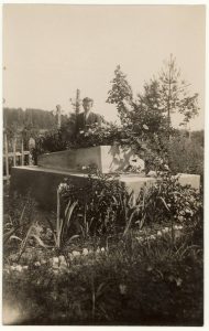 Petras Jonuška prie brolio karininko Vinco Jonuškos kapo Paįstrio (Panevėžio r.) kapinėse. 1926 m. PAVB F52-11