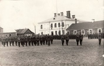 Ketvirtojo pėstininkų Lietuvos karaliaus Mindaugo pulko karių rikiuotė Nepriklausomybės aikštėje Panevėžyje. Apie 1927 m. PKM GEK 21670