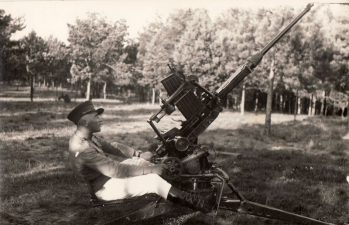 Ketvirtojo pėstininkų Lietuvos karaliaus Mindaugo pulko mokomosios kuopos šaudymo iš priešlėktuvinių pabūklų pratybos Pajuostyje. 1936 m. PKM GEK 22921