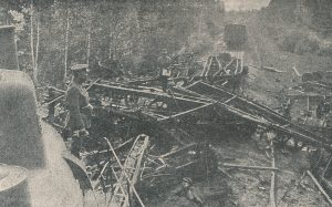Bolševikų traukinys, sudaužytas mūsų lakūnų 9 km nuo Panevėžio. 1919 m. Nuotrauka iš: Savanoris, 1918–1920. Kaunas, 1929, p. 111