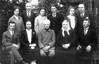 Variakojų šeima. Sėdi iš kairės: plk. ltn. Jonas Variakojis, duktė Darata Variakojytė, tėvai Jurgis ir Zanė Variakojai, sūnus Julius. Stovi iš kairės: sūnus Petras su žmona Koste, sūnus Jurgis su žmona Emilija, duktė Emilija Januševičienė su vyru Motiejumi. Apie 1928 m. BKM. Nuotrauka iš: http://www.selonija.lt/2015/10/07/ir-sviesa-mus-zingsnius-telydi-iii-skiriama-rinkuskiu-kaimo-sviesuoliams/