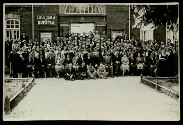 1. Panevėžio mokytojai po spektaklio prie Šaulių teatro pastato. 1932 m. Nuotrauka iš Panevėžio apskrities G. Petkevičaitės-Bitės viešosios bibliotekos rinkinių