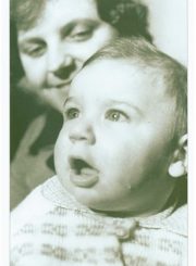 100 000-asis panevėžietis. Nuotrauka iš A. Gylio fotoalbumo „Panevėžys ir panevėžiečiai“ (2003)