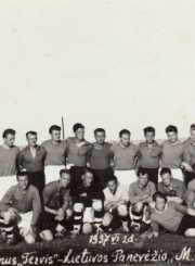 Po pirmųjų tarpvalstybinių rungtynių Panevėžio „MSK“ futbolininkai. 1937 m. Nuotrauka iš Panevėžio kraštotyros muziejaus rinkinio