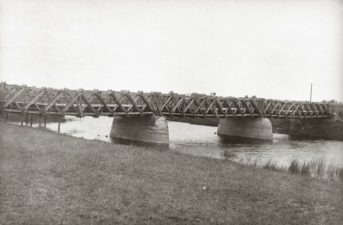 1. Senasis tiltas per Mūšą, kurio vietoje 1928 m. buvo pastatytas naujasis tiltas. Pasvalys, 1927 m.