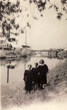 7. Trys Panevėžio mergaičių gimnazijos VIII a klasės gimnazistės prie Nevėžio upės paskutinio skambučio dieną. 1939 m.