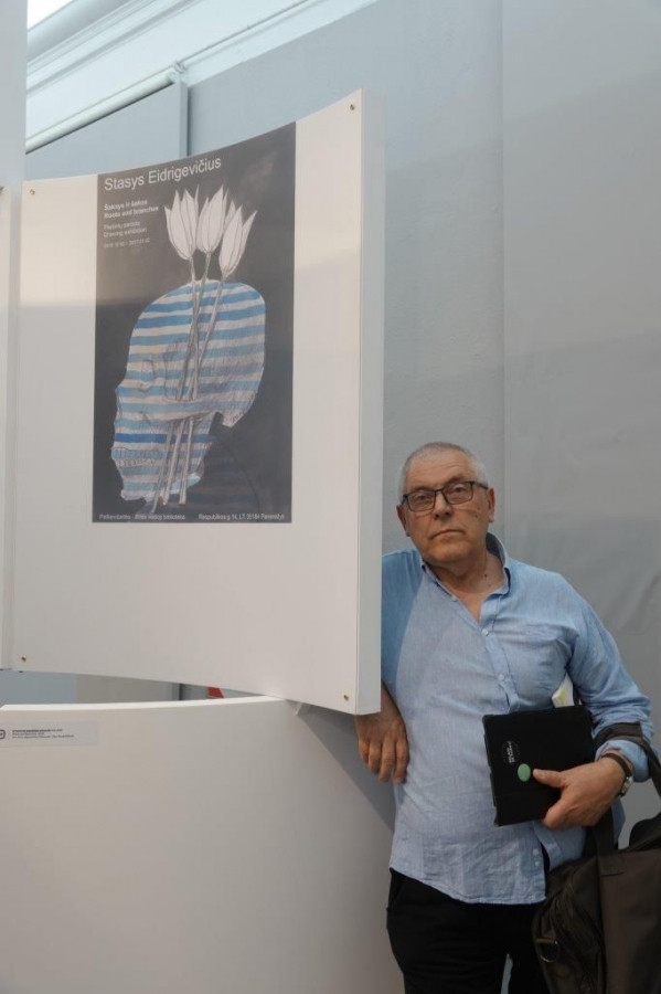 Dailininkas Stasys Eidrigevičius prie savo kūrinio 26-oje Tarptautinėje Varšuvos plakatų bienalėje
