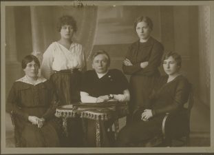 Steigiamojo Seimo narės. Iš kairės: Emilija Spudaitė-Gvildienė, Ona Muraškaitė-Račiukaitienė, Gabrielė Petkevičaitė, Salomėja Stakauskaitė, Magdalena Draugelytė-Galdikienė. 1920 m. MLLM 17154
