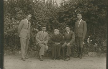 Veterinaras V. Girdauskas, mokytojas M. Lukšys, G. Petkevičaitė-Bitė, mokytojas O. Obokevičius. Joniškėlis, 1933 m. MLLM 18405 F3-2083