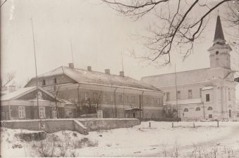 Ligoninė, vaistinė ir Jono Leono Petkevičiaus šeimos namai Joniškėlyje. 1935 m. Foto A. Janeliūno. LLTI MB Apl. 394, Inv. Nr. 8969/39