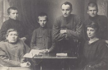 Gabrielė Petkevičaitė-Bitė su sūnėnais ir Antanas Kasperavičius su žmona Konstancija. LLMA F276, ap. 1, b. 33.