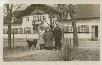 Gabrielė Petkevičaitė-Bitė su advokatu Andriumi Bulota ir jo žmona Marijampolėje. Apie 1930 m. MLLM 20791 F3- 2074
