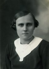 Marija Galiauskaitė, G. Petkevičaitės-Bitės pagalbininkė ir globėja nuo 1929 m. Panevėžys. Apie 1930 m. Foto J. Žitkaus. PAVB F141–79.