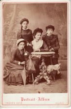 Gabrielė Petkevičaitė-Bitė (pirma iš dešinės) su draugėmis: sėdi Malvina Holmaitė ir pusseserė Jadvyga Jakubauskaitė; stovi Liucija Holmaitė. Apie 1877 m. LLTI MB Apl. 394, Inv. Nr. 10128