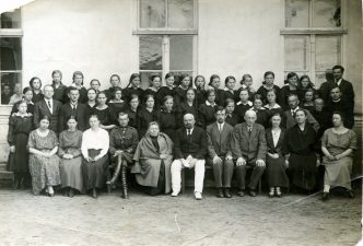 Panevėžio valstybinės gimnazijos mokytojai ir penktos klasės mokiniai. 1924 m. PAVB F49