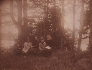 Kelionėje pas Vincą Kudirką. Iš kairės: Petras Avižonis, Gabrielė Petkevičaitė-Bitė, Marija Juškytė, Povilas Višinskis ir Jadvyga Juškytė. 1898 m. KTUB, Atv. 2098