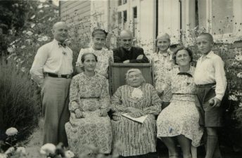 Prie namo Šv. Zitos g. Panevėžyje. Iš kairės: Pranas Viržonis, Marija Galiauskaitė (sėdi), Elena Viržonytė, kunigas Antanas Gobis, Konstancija Viržonytė, Gabrielė Petkevičaitė-Bitė, Elžbieta Viržonienė ir Juozas Viržonis. Apie 1939 m. PAVB F49