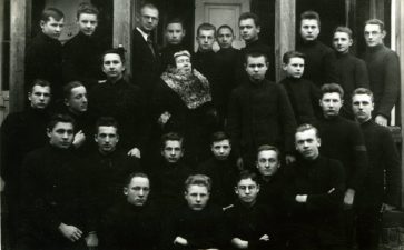 Panevėžio berniukų gimnazijos mokiniai su mokytoju L. Kuodžiu pas rašytoją G. Petkevičaitę-Bitę. 1934 m. PAVB F58-134