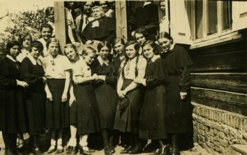 Panevėžio mergaičių gimnazijos moksleivės svečiuose pas rašytoją Gabrielę Petkevičaitę-Bitę. Apie 1938 m. PAVB F70-712