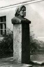 Skulptoriaus Bernardo Bučo paminklas Gabrielei Petkevičaitei-Bitei prie Panevėžio Juozo Balčikonio gimnazijos. PAVB F49