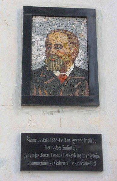 Memorialinė lenta J.L. Petkevičiui ir G. Petkevičaitei-Bitei prie Joniškėlio ligoninės (Vytauto g. 1, Joniškėlis, Pasvalio r.), kartu su mozaika atidengta 2010 m. (aut. V. Trušys)