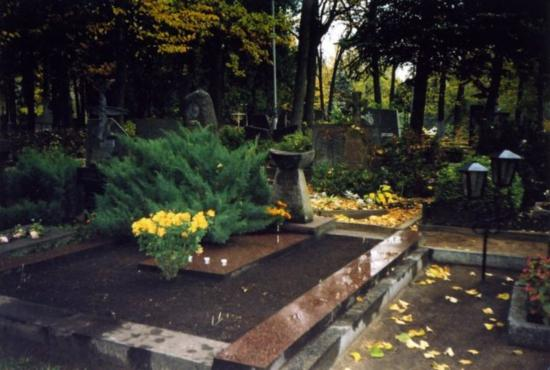 G. Petkevičaitės-Bitės kapas Kristaus Karaliaus katedros kapinėse (Ramygalos g., Panevėžys). Antkapis 1984 m. rekonstruotas (projekto aut. V. Žigas), paliekant skulpt. B. Bučo granitinį paminklinį akcentą - „Lesykla“ su užrašu: „Mūsų tikriesiem poetom paukščiam“ (1943 m.). A. Mikeliūno nuotrauka