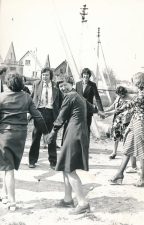 Įkurtuvių naujajame name šventė. Alina Lileikienė (iš kairės 2-a) su svečiais. Stetiškiai (Panevėžys). 1979 m.