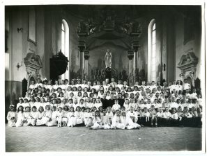 Vaikų Pirmoji Komunija Panevėžio Kristaus Karaliaus katedroje. Fotogr. J. Žitkaus. Apie 1935 m. PAVB F153-101