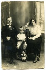 Nežinoma šeima. Fotogr. A. Gutnero. 1926 m. PAVB F118