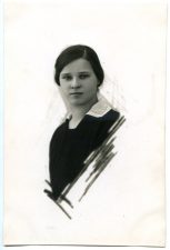Panevėžio mokytojų seminarijos absolventė A. Radzevičiūtė. Foto-Studija, Panevėžys. 1925 m. PAVB F115-206