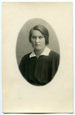 Panevėžio mokytojų seminarijos absolventė Marcelė (pavardė nežinoma). Foto J. P. Šukio. 1925 m. PAVB F80-531