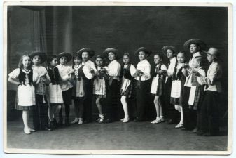 Panevėžio pradinės mokyklos Nr. 1 IV-o skyriaus šokėjai. Fotogr. J. Žitkaus. 1938 m. PAVB F50-346